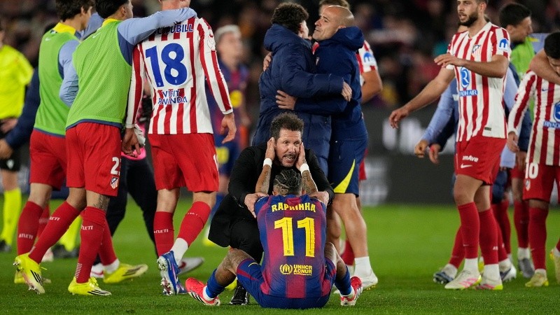 El Cholo consuela al brasileño Rapinha tras el partido (EFE).