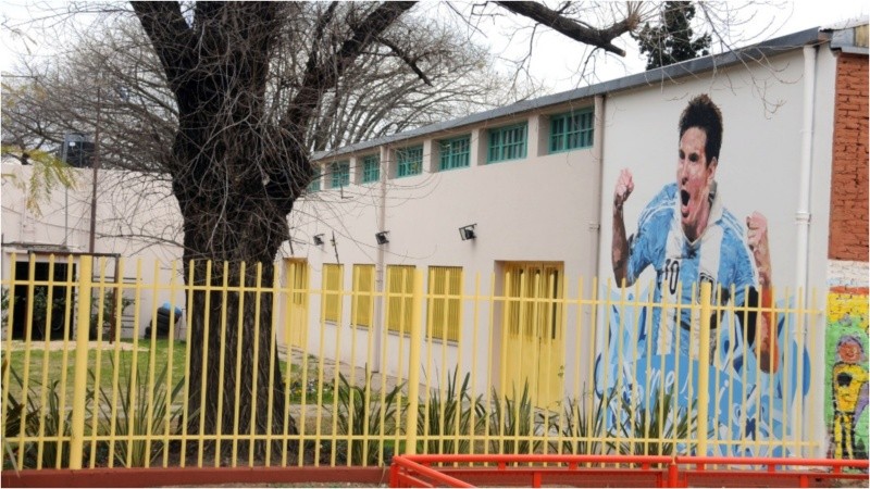 El mural de Leo Messi en uno de los paredones de la escuela Las Heras, en zona sur.