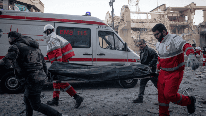  Personal médico retira un cadáver tras un ataque a un edificio en la plaza Enghelab de Teherán. (EFE / MAJID KHAHI)