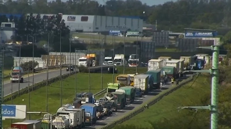 &nbsp;El choque generó un caos de tránsito este mediodía en ambas manos del corredor que conecta Rosario con Buenos Aires.