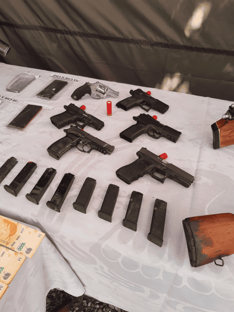 El revólver y las pistolas secuestradas en Roldán.