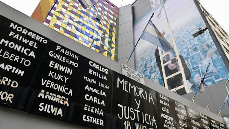 El atentado contra la Amia dejó un saldo de 85 víctimas fatales, 141 personas con lesiones leves, graves y gravísimas y múltiples daños materiales.