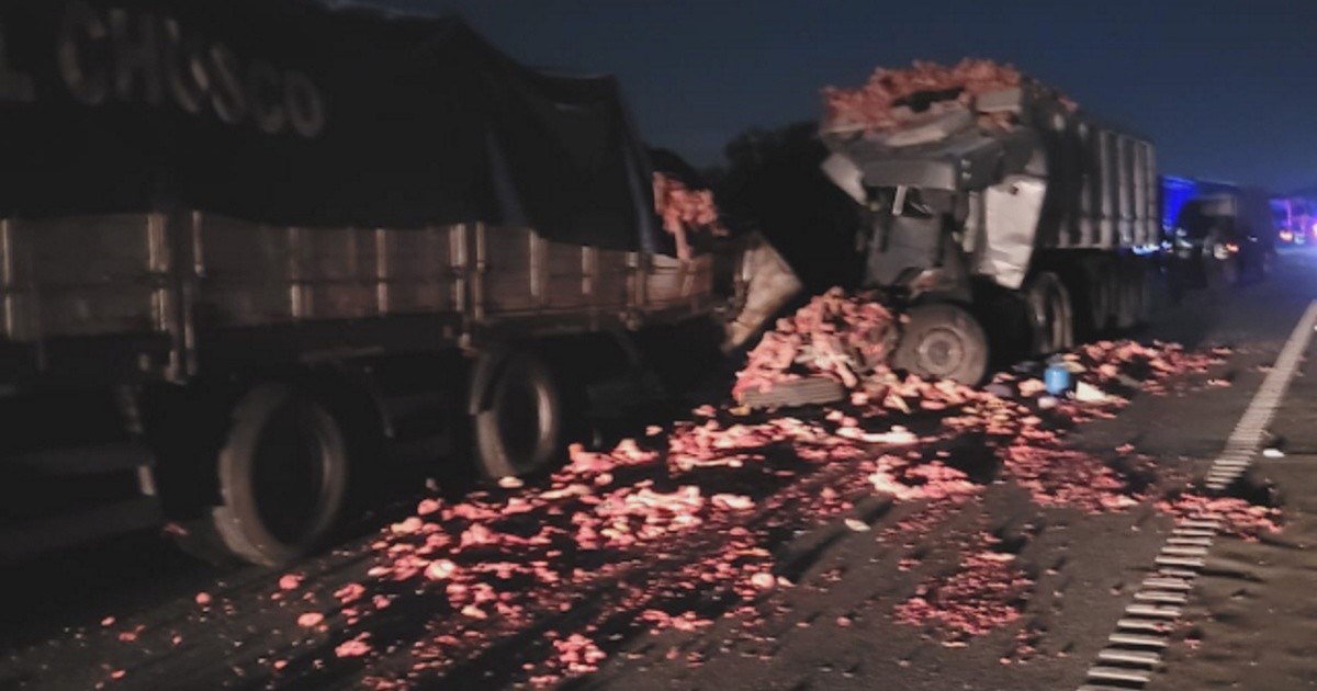 Dos choques de camiones en la autopista Rosario-Buenos Aires con un ...