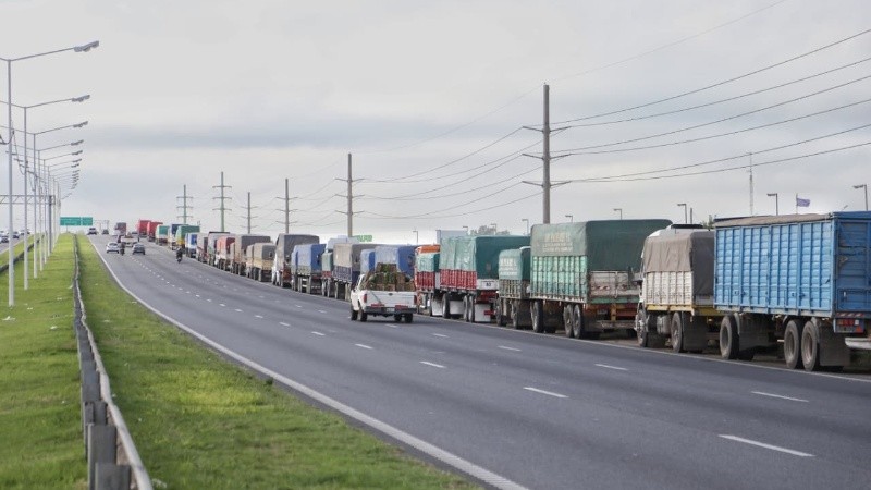 Circunvalación, llena de camiones con cereales camino a los puertos.