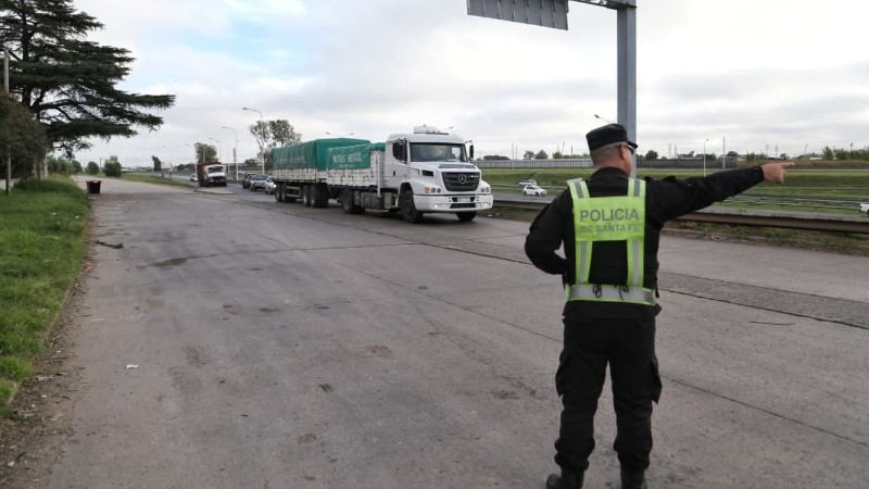La Policía reordenaba el tránsito hacia la coelctora de Circunvalación.