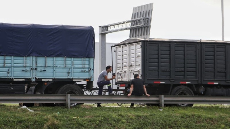 Algunos camioneros pasaron la noche arriba de los vehículos, varados en el tránsito.