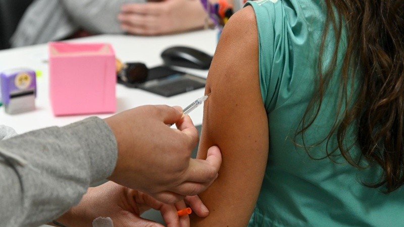 las primeras dosis estarán destinadas al personal de salud y a quienes trabajan o residen en geriátricos.