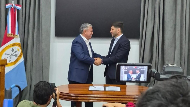 Los gobernadores Figueroa y Pullaro firmaron en Neuquén el acuerdo de cooperación para el desarrollo de las industrias de ambas provincias.