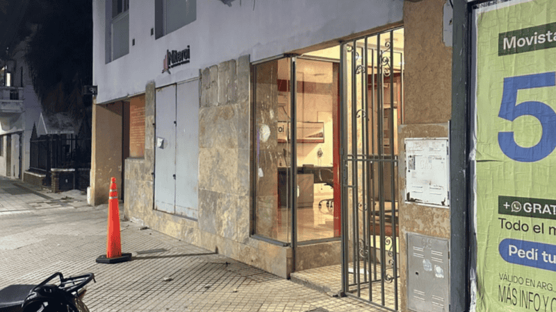 Postal del martes, cuando arrojaron un ladrillazo contra una vidriera.