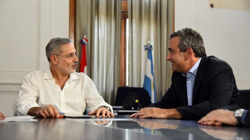 Sain provocó con fotos viejas junto a Javkin.