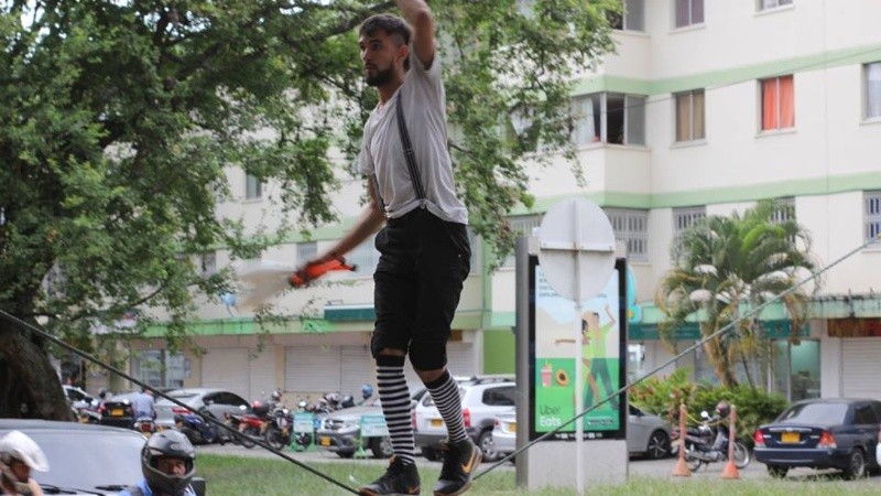 Jairo practicaba slackline en las calles de Rosario.
