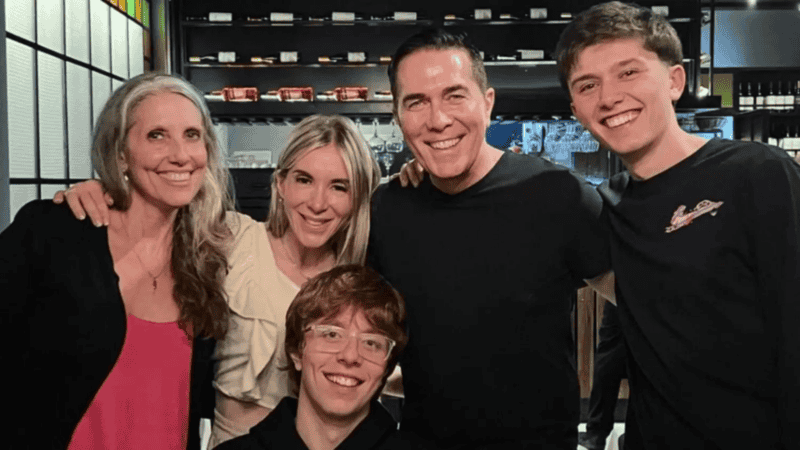 Las amenazas no solo tenían como objetivo al periodista, sino que también involucraban advertencias graves hacia su esposa y su hijo.