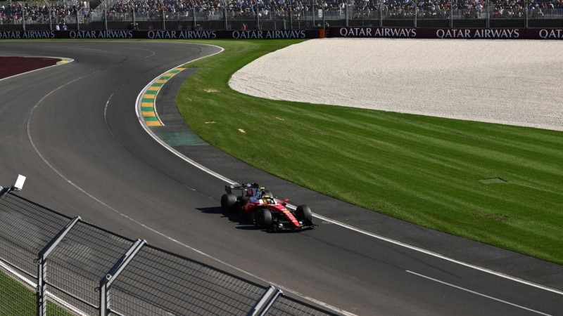 La Ferrari de Hamilton durante los entrenamientos libres del Gran Premio de Australia. (Foto: EFE)&nbsp;