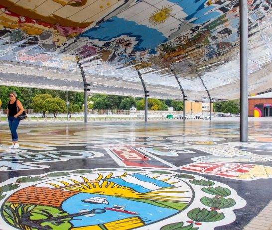 Finalizó el laqueado del mural de El Aura en Costa Nueva y ya se puede recorrer normalmente.