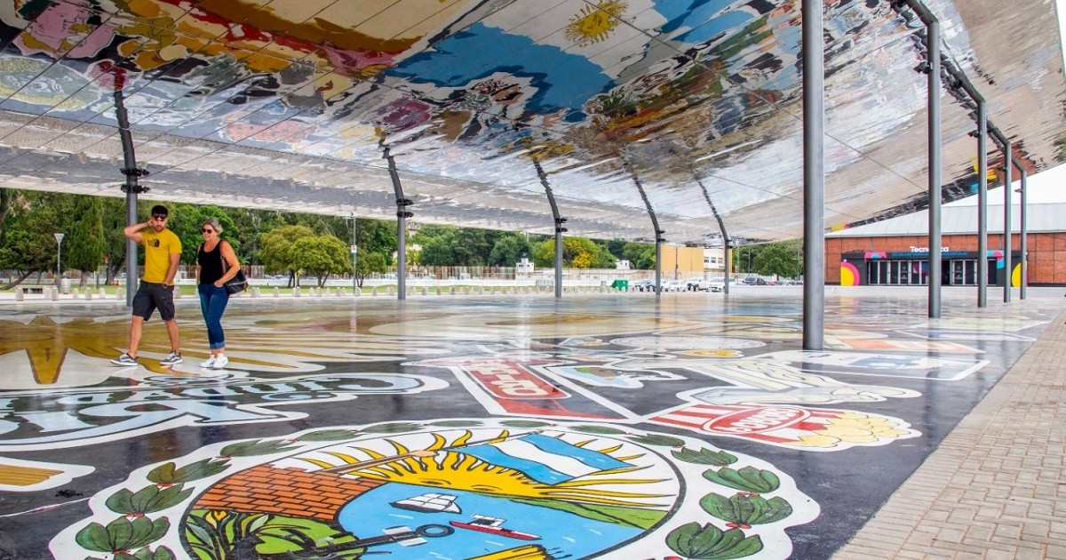 Finalizó el laqueado del mural El Aura en Costa Nueva y ya puede recorrerse