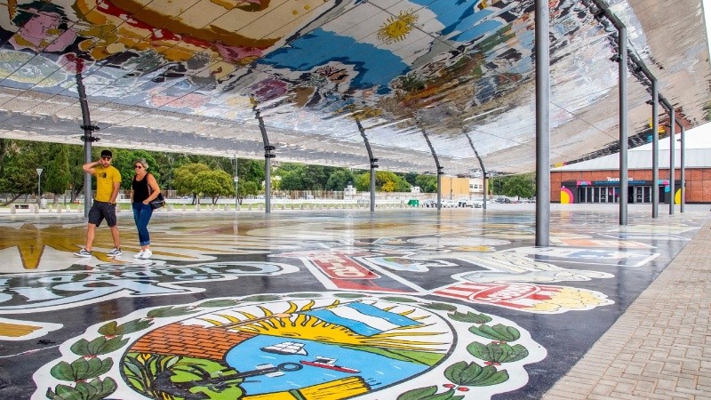Finalizó el laqueado del mural de El Aura en Costa Nueva y ya se puede recorrer normalmente.