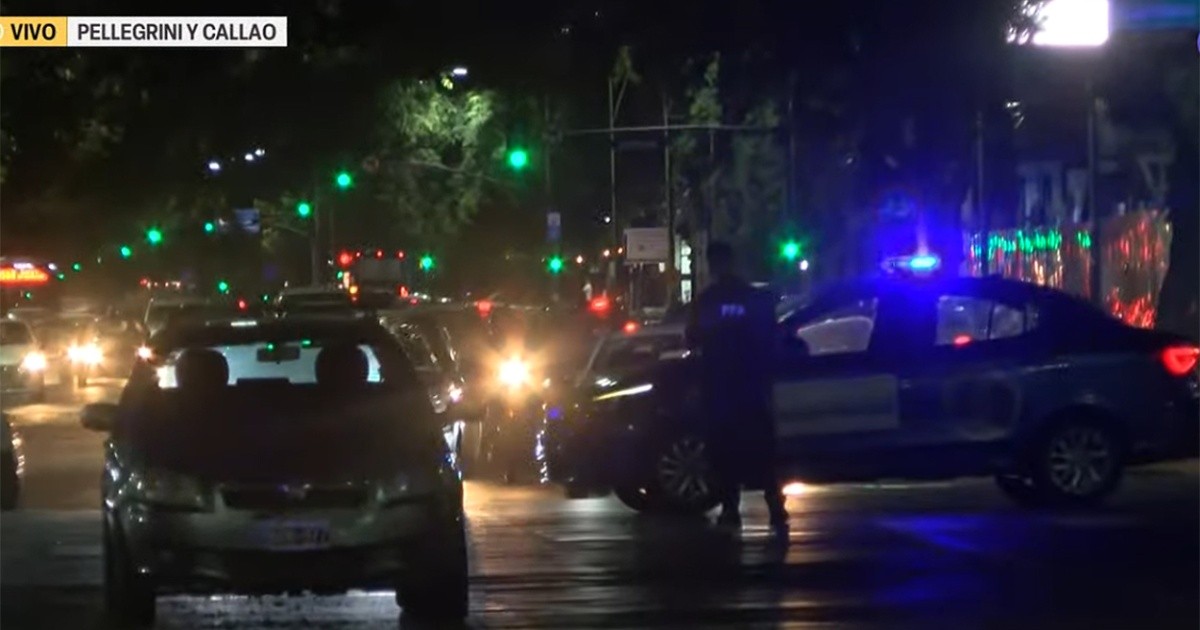 Escena del choque entre un auto y una moto en Pellegrini y Callao
