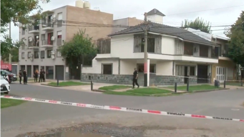 Un delincuente fue detenido y tres lograron escapar: uno hirió a un policía y huyó a bordod e un patrullero.