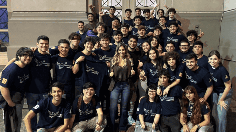 La diputada junto a los militantes de la agrupación libertaria universitaria.