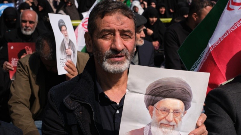 Miles de fieles rezaron el viernes por el difunto líder supremo de Irán Alí Jameneí.