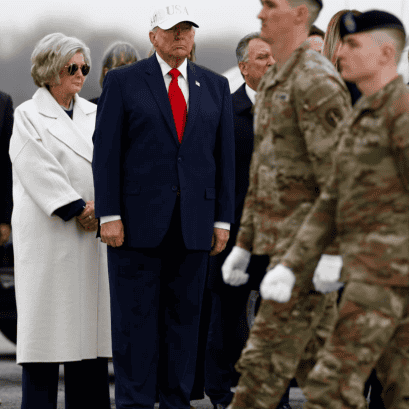 Donald Trump (centro) participó en el traslado solemne de seis militares estadounidenses caídos tras un ataque con drones en Kuwait.