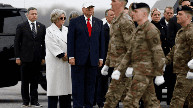 Donald Trump (centro) participó en el traslado solemne de seis militares estadounidenses caídos en la Base Aérea de Dover