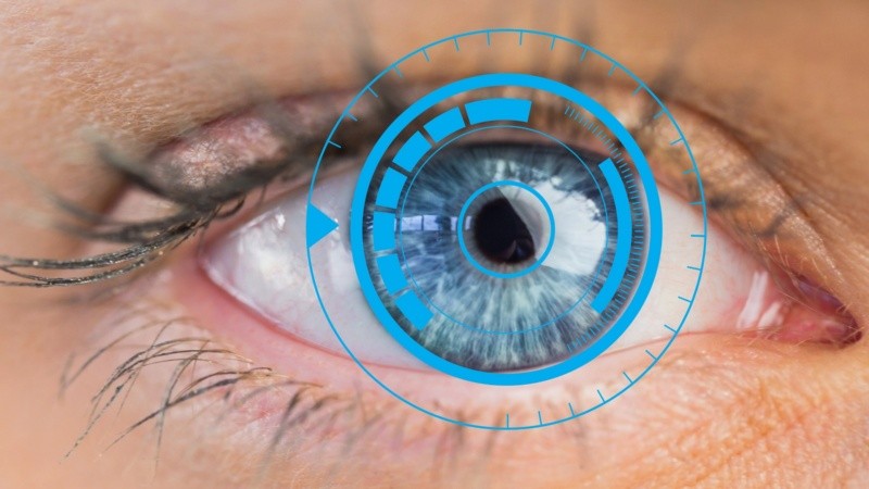 Existen opciones de tratamiento efectivas, como gotas que reducen la presión ocular, que permiten preservar la visión cuando la enfermedad se detecta a tiempo, o láseres.