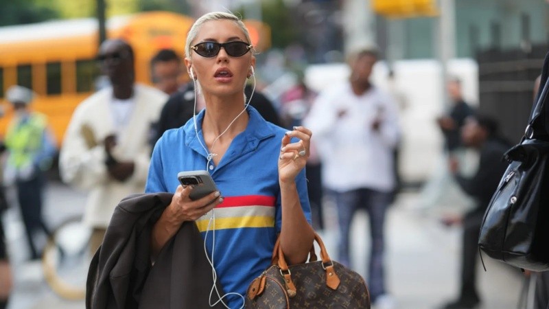 Ya sea en tonos neutros, a rayas o en versiones oversize, todo indica que este clásico del armario tendrá su revancha en los próximos meses