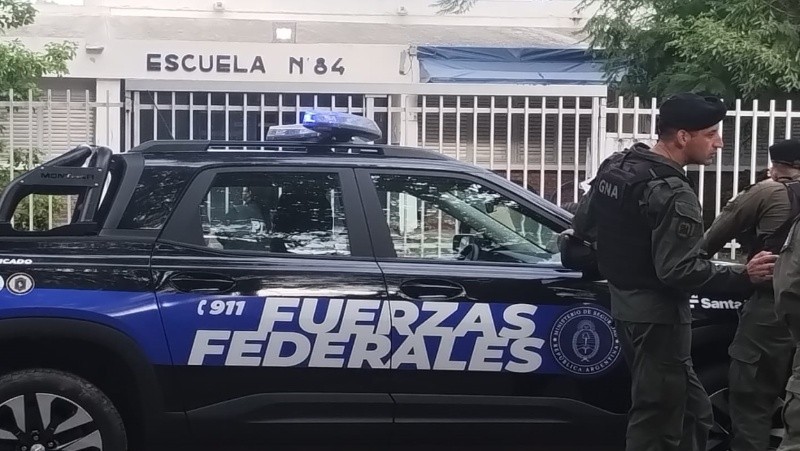 &nbsp;Presencia de fuerzas federales en la escuela amenazada (@Radio2).
