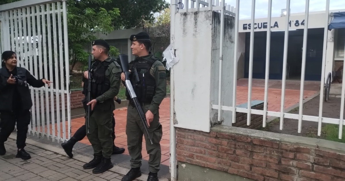 Patrullero policial frente a una escuela de barrio Ludueña en Rosario