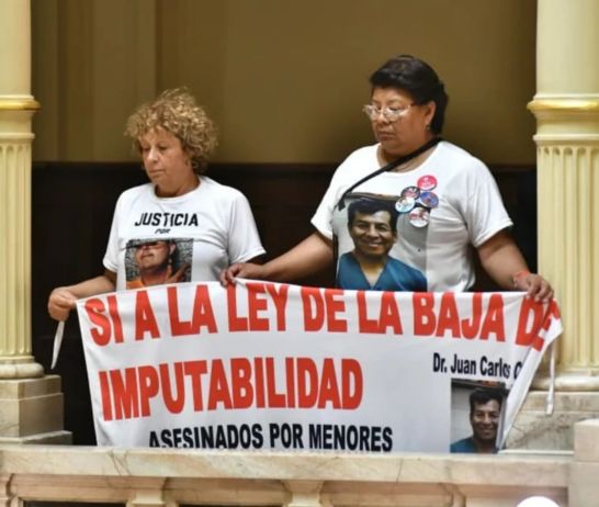 Familiares de víctimas asesinadas por menores de edad siguieron el debate en el Congreso.
