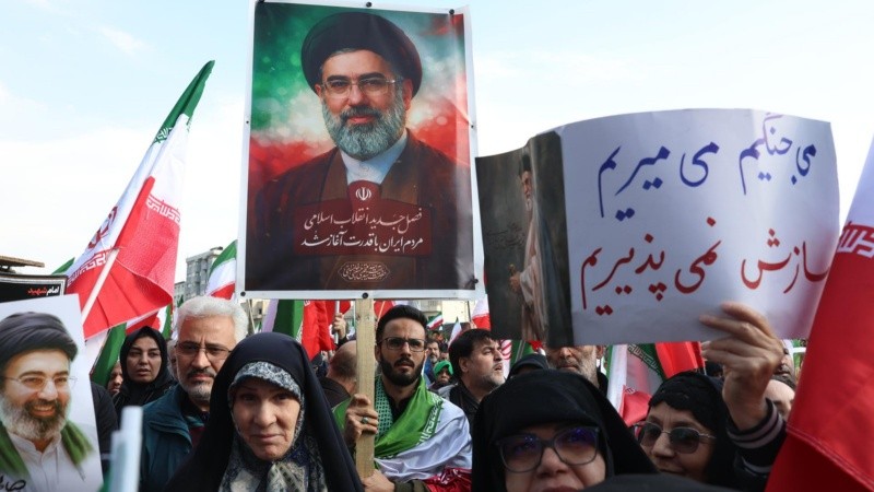 Un hombre iraní sostiene una imagen del nuevo líder supremo iraní, el ayatolá Mojtaba Jameneí, durante una concentración en su apoyo en Teherán. (EFE)