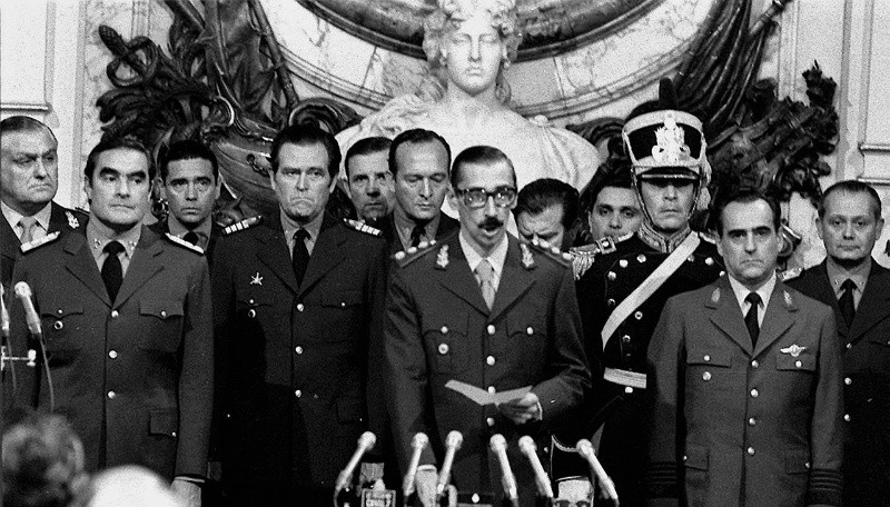 El momento en el que Videla jura como presidente de la Nación.