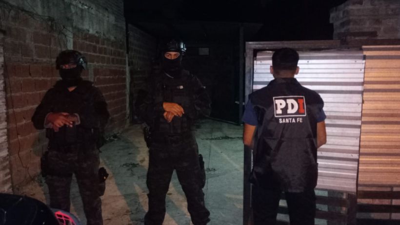 Agentes de la PDI en uno de los lugares allanados.