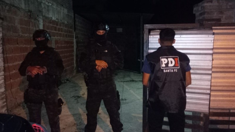 Agentes de la PDI en uno de los lugares allanados.