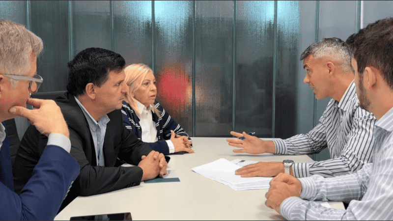 En los últimos días, se ejecutaron tres allanamientos coordinados en las ciudades de Rosario, Ibarlucea y Roldán, logrando desarticular una red criminal.