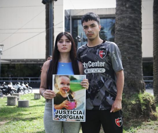 Los padres de Gian, desconsolados este lunes frente al Centro de Justicia Penal