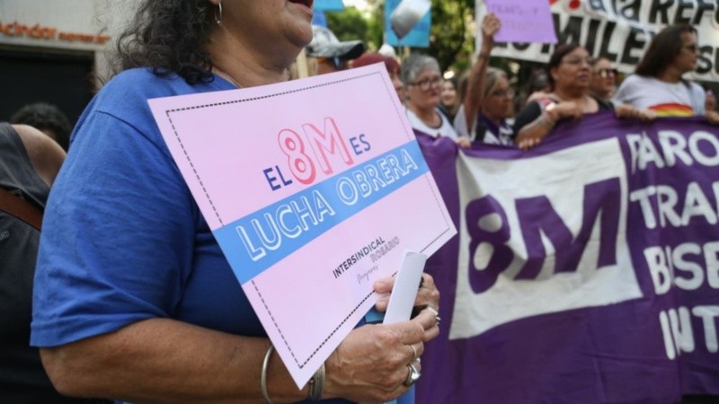 Como todos los años, la marcha del 8M tuvo amplia convocatoria en Rosario.
