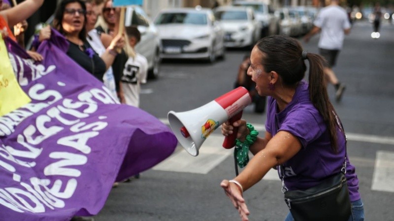 Masiva marcha del 8M por el centro de Rosario.