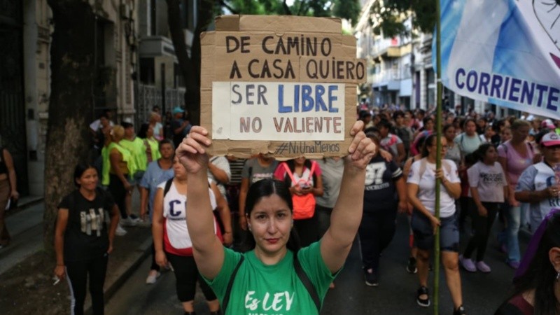 Masiva marcha del 8M por el centro de Rosario.