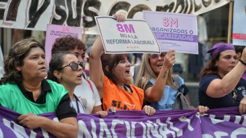 Masiva marcha del 8M por el centro de Rosario.