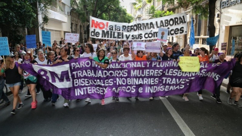 Masiva marcha del 8M por el centro de Rosario.