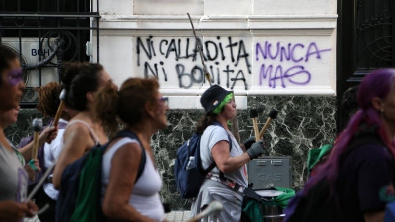 Masiva marcha del 8M por el centro de Rosario.