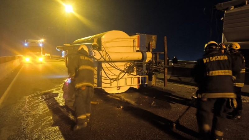 El accidente fue en la mano que va de Victoria a Rosario pero el acoplado de uno de los camiones quedó atravesado sobre el carril opuesto.