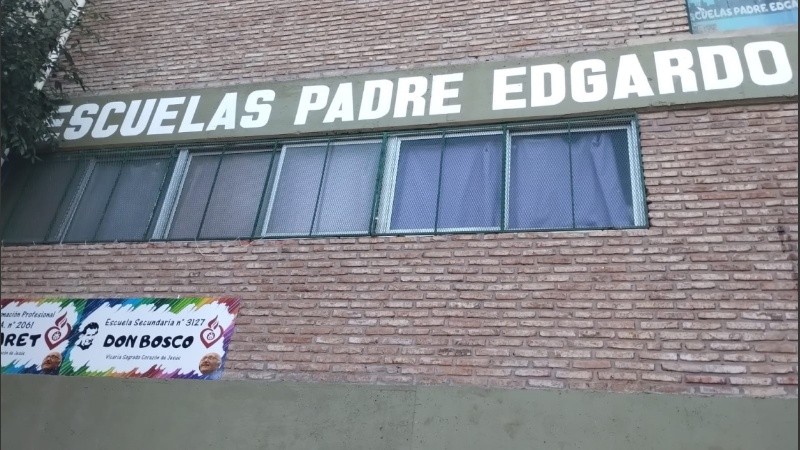 La escuela de barrio Ludueña que ameneció hoy con un cartel intimidante.