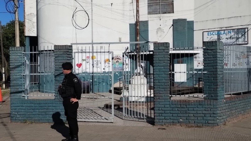 &nbsp;Custodia policial en la escuela Leopoldo Herrera (Radio2)
