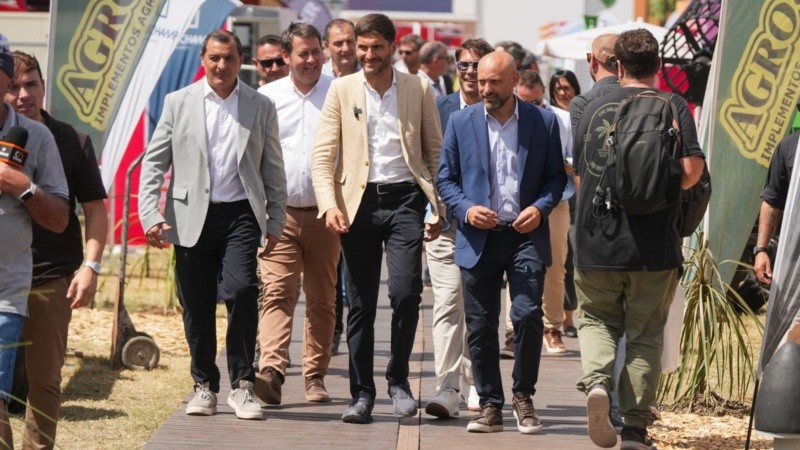 Pullaro visitó Expogro junto a funcionarios, entre ellos el ministro de Producción Gustavo Puccini.