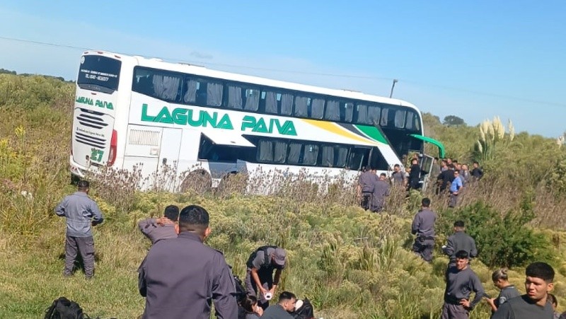 &nbsp;El micro que transportaba, entre otros pasajeros, a agentes del Servicio Penitenciario de Santa Fe (Info Más)