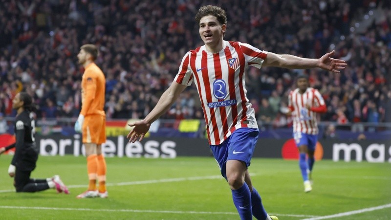 MADRID. 10/03/2026.- El delantero del Atletico de Madrid, Julián Álvarez, tras conseguir el quinto gol del equipo rojiblanco durante el encuentro correspondiente a la ida de los octavos de final de la Liga de Campeones que disputan este martes Atletico de Madrid y Tottenham en el estadio Metropolitano, en Madrid. EFE / Kiko Huesca