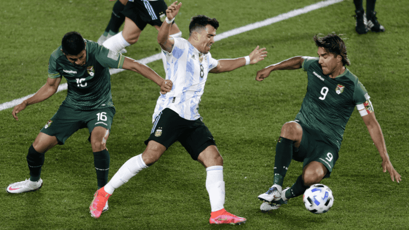 Moreno traba con el Huevo Acuña en un Argentina-Bolivia reciente.